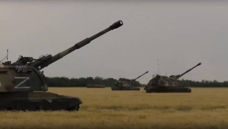 Уничтожение с разрывом бронетехники: показано попадание по боевой машине ВСУ из САУ &laquo;Мста-С&raquo;