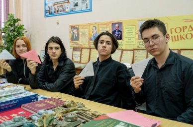 Школьники из Подмосковья плетут маскировочные сети и пишут письма бойцам СВО