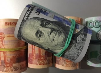 Доллар приблизился к отметке в 72 рубля, а власти хотят курс еще выше