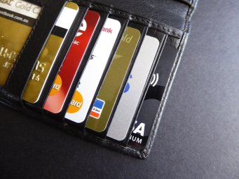 Опасно ли хранить пенсию на банковской карте, объяснил эксперт