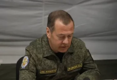 Медведев: Попытки Запада вернуть Россию к границам 1991 года приведут к глобальной войне Медведев: Попытки Запада вернуть Россию к границам 1991 года приведут к глобальной войне