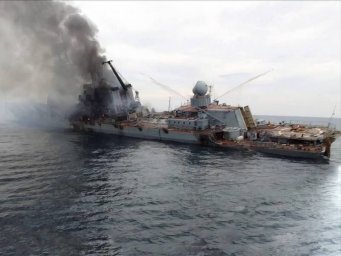 В сети появились фото предположительно с крейсером «Москва» во время пожара В сети появились фото предположительно с крейсером «Москва» во время пожара