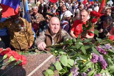 &laquo;Зеленский, смотри&raquo;: Бессмертный полк прошел в освобожденных городах