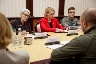 Прибывшая в Киев заместитель госсекретаря США попросила премьера Украины проинформировать её о ситуа