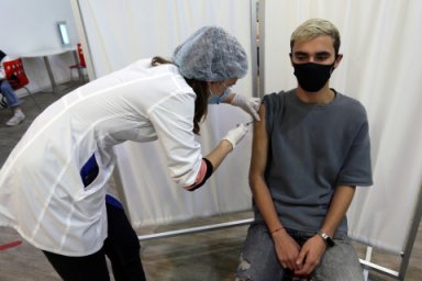 И стар, и млад: вакцинация от COVID-19 объединила людей разных поколений