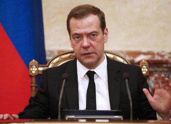 Запад загнивает, Своих не бросаем: Медведев подвел итоги года