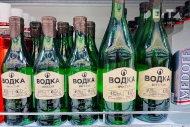 Малолетние школьницы распили две бутылки водки в торговом центре в Приморье