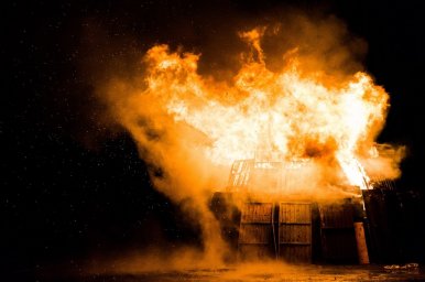 Сильный пожар на складе во Владивостоке: площадь огня более 1000 кв.м