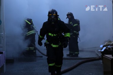 Десятки пожарных пытаются потушить склад с алкоголем в Приморье