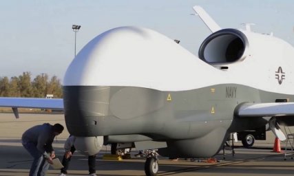 Первый серийный беспилотник MQ-4C Triton в новой конфигурации IFC-4 поступил на вооружение ВМС США