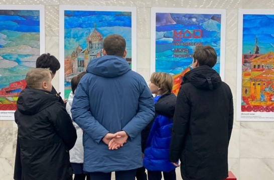 В Москве эскалаторную галерею на Воробьевых горах украсили работами воспитанников дворца пионеров