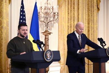Зеленский тайно звонил в Белый дом и просил отдать российские деньги