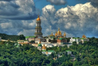 К Киево-Печерской лавре стянули полицию и нацгаврдию