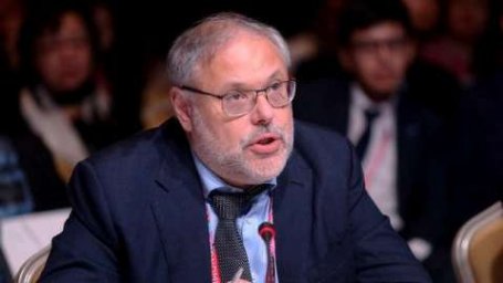 Не избавляйтесь от доллара &mdash; Хазин рассказал, что случится с валютой