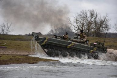 Боевая машина пехоту ВСУ затонула при отработке форсирования водной преграды на лёгкой бронетехнике
