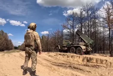 Бойцы 47-й танковой дивизии подняли российский флаг над Кисловкой на Купянском направлении Бойцы 47-й танковой дивизии подняли российский флаг над Кисловкой на Купянском направлении