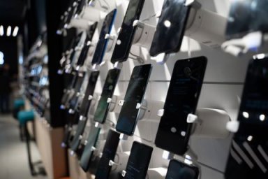 Tele2 дарит приморцам &laquo;золотые&raquo; номера с доставкой на дом