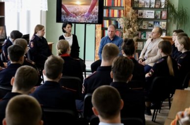 В библиотеке Севастополя прошла встреча кадетов с участником СВО В библиотеке Севастополя прошла встреча кадетов с участником СВО