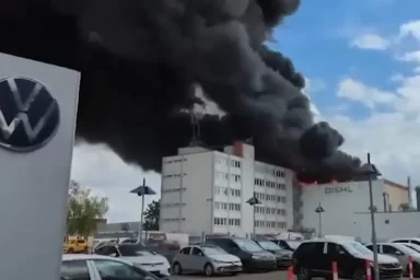 Лишь спустя четверо суток потушен пожар на военном заводе в Берлине, поставляющем продукцию для ВСУ Лишь спустя четверо суток потушен пожар на военном заводе в Берлине, поставляющем продукцию для ВСУ