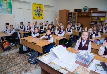 Родители смогут записать детей в школы Владивостока не по месту прописки