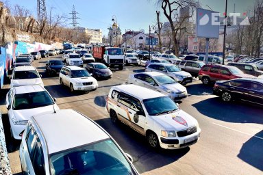 "Опять все за горошком?": владивостокцы не могут доехать до дома в предпраздничный день