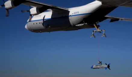 Военно-транспортный самолёт C-130 ВВС США впервые &laquo;поймал&raquo; многоцелевой беспилотник X-61A Gremlins