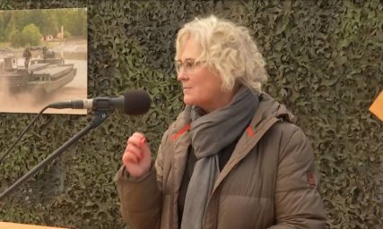 Кристина Ламбрехт официально подала в отставку с поста министра обороны Германии