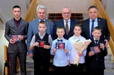 В Кировской области наградили детей, проявивших мужество в экстремальных ситуациях