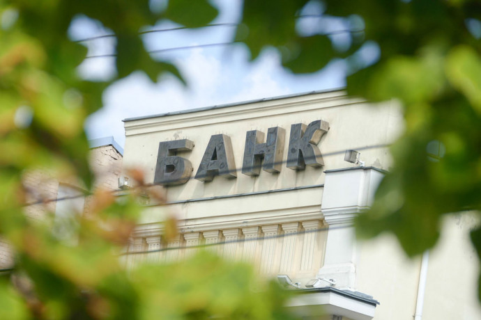 ЦБ разрешил банкам продавать валюту россиянам