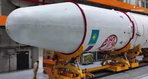 &laquo;Роскосмос&raquo;: первая ракета &laquo;Союз-5&raquo; установлена на стартовый стол на Байконуре