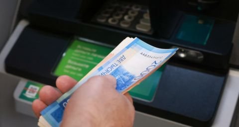 Массовый забег к банкоматам: когда деньги со вкладов будут снимать повально
