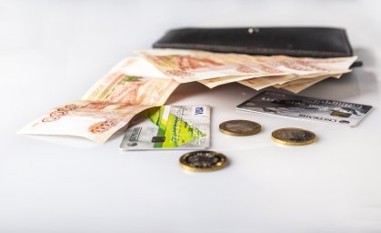 Почему опасно хранить пенсию на банковской карте