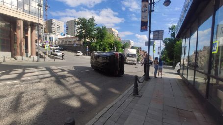 Внедорожник перевернулся в центре Владивостока после ДТП