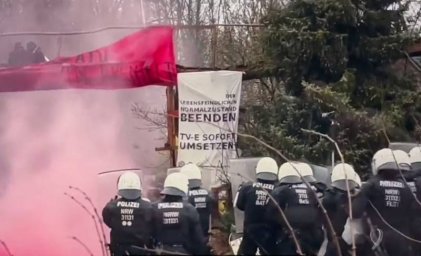 На западе Германии идут столкновения между полицией и экоактивистами На западе Германии идут столкновения между полицией и экоактивистами