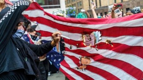 Сотня мигрантов из Мексики прорвали границу США Сотня мигрантов из Мексики прорвали границу США