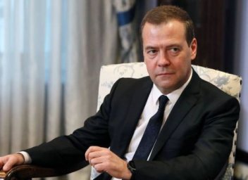 России нужно поддерживать оппозицию на Западе &ndash; Медведев о возможных &laquo;госпереворотах&raquo;